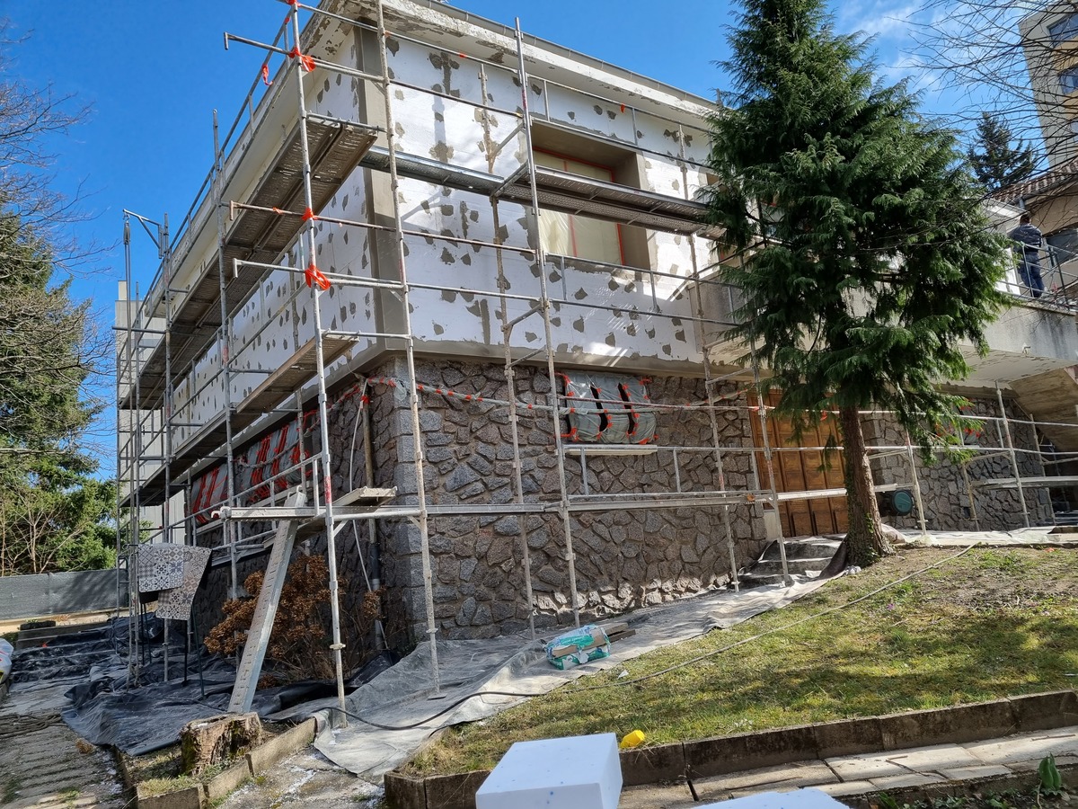 Avant / Après : Embellissement et isolation d’une maison grâce à un ravalement de façade à Saint-Étienne